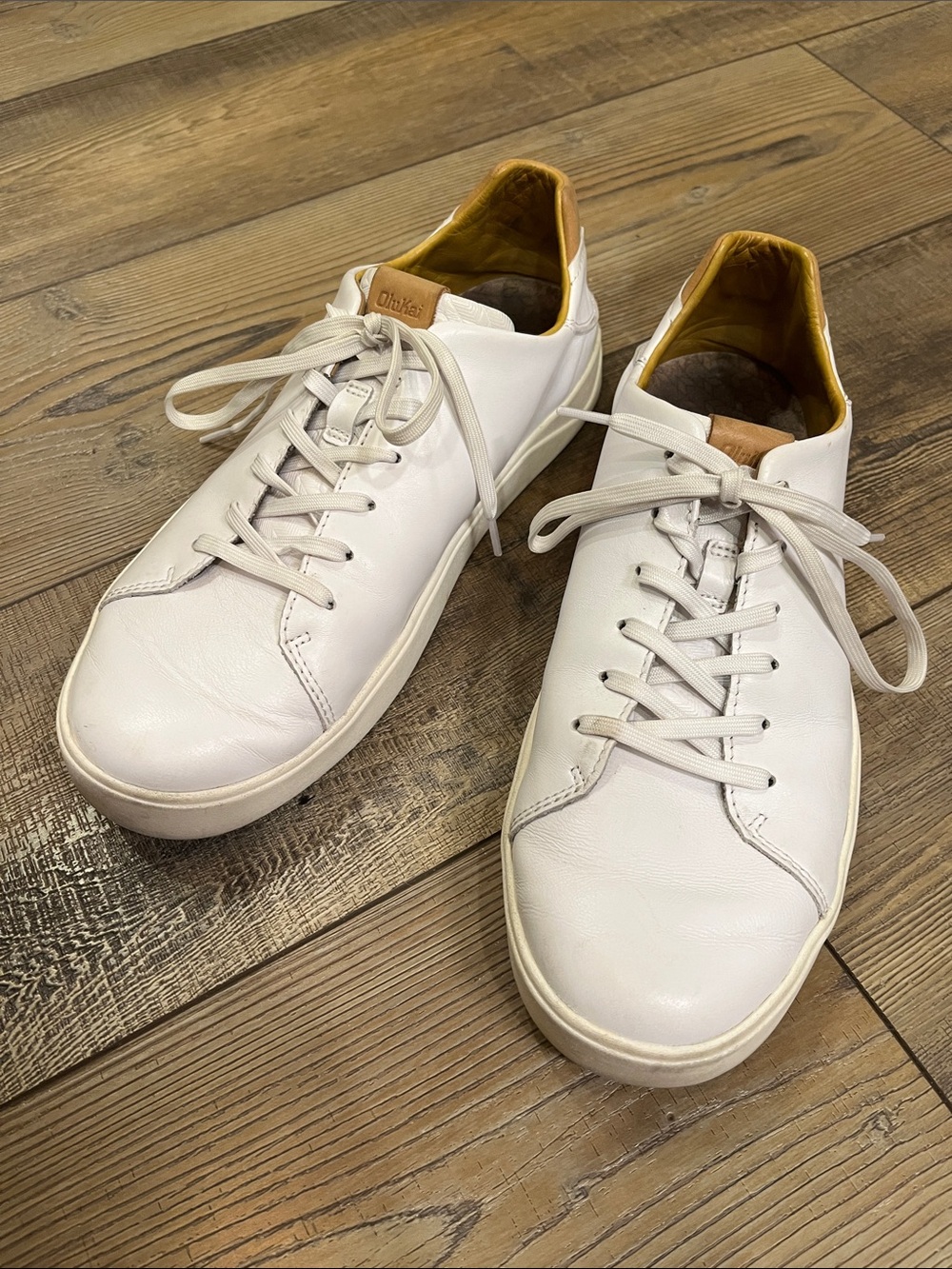 OluKai Lae'ahi Li'lli Men's White Leather Sneakers, Men’s size 10
